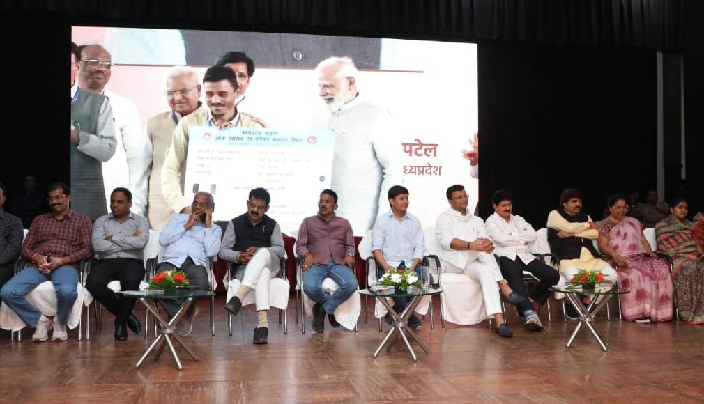 Indore : मंत्री सिलावट, सांसद लालवानी और जनप्रतिनिधियों द्वारा किया गया आयुष्मान कार्डों का वितरण