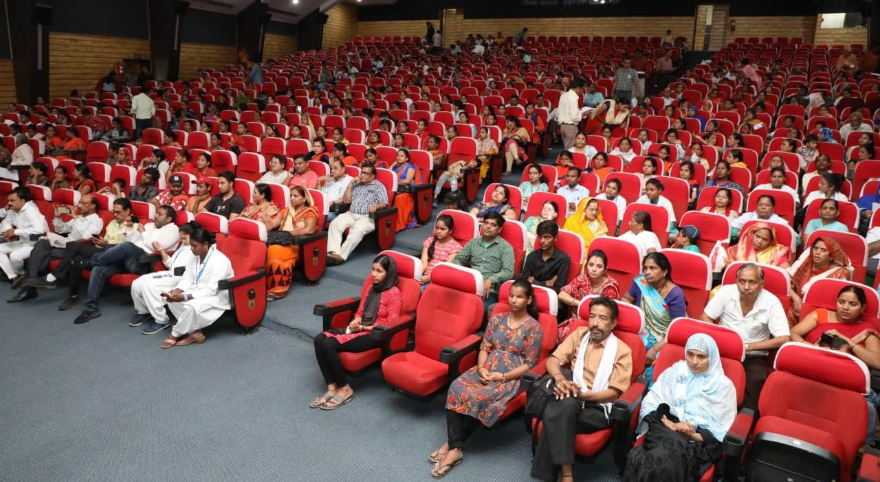 Indore : मंत्री सिलावट, सांसद लालवानी और जनप्रतिनिधियों द्वारा किया गया आयुष्मान कार्डों का वितरण