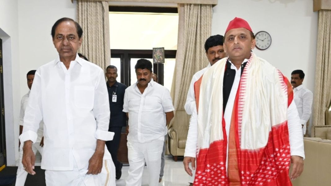 विपक्ष की एकजुटता के लिए अखिलेश ने की KCR से मुलाकात