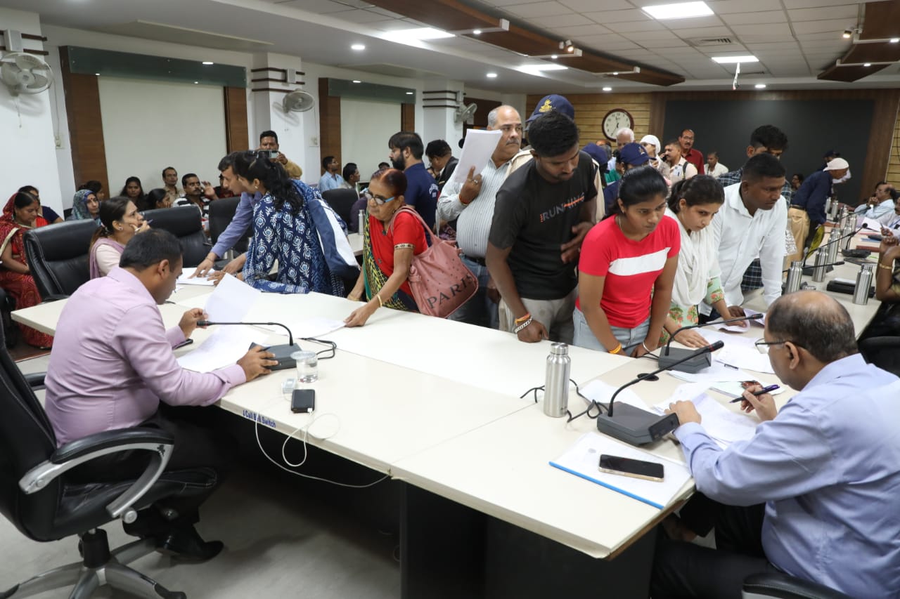 Indore news: जनसुनवाई में किसी को रोजगार, किसी को आवास, किसी को शिक्षा तो किसी को इलाज के लिए दी गई मदद