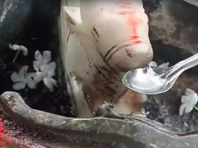 इस मंदिर में चम्मच से पानी पी रहे नंदी भगवान! चमत्कार देखने के लिए लगी भक्तों की भीड़