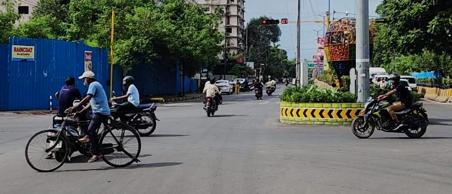 सड़कों पर यातायात नियमों का पालन करवाना क्या सिर्फ पुलिस की जिम्मेदारी है ?