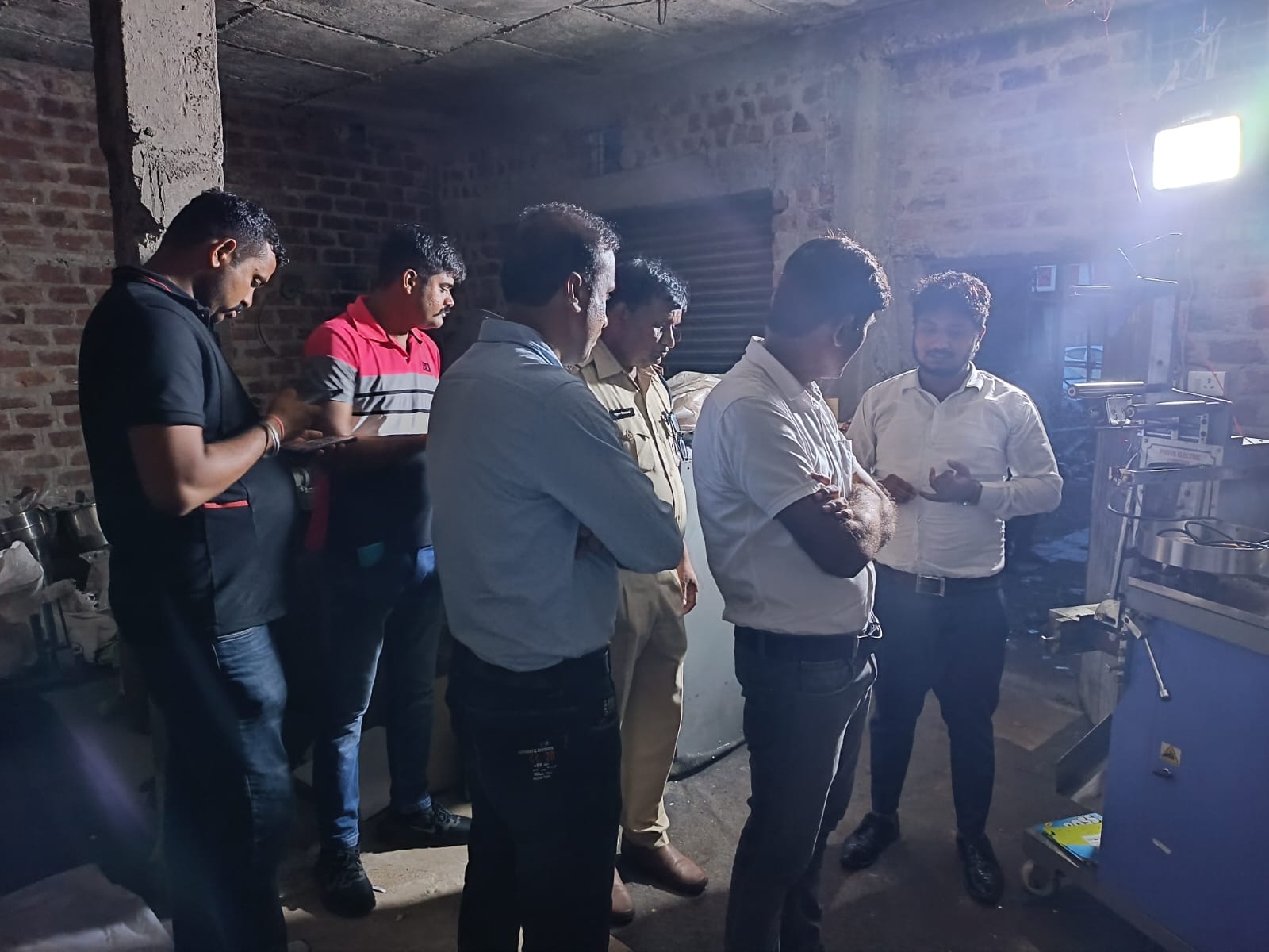 Indore: नकली पान मसाला निर्माण के संदेह पर जब्‍त की गई पान मसाला सामग्री