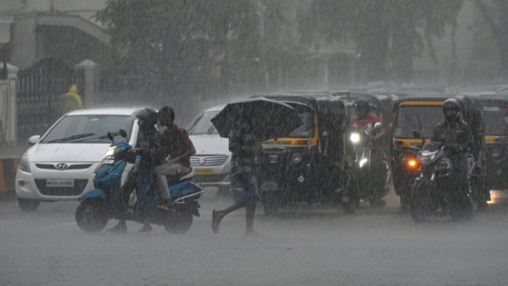 IMD Rain Alert : अगले 24 घंटों में इन 10 जिलों में तेज हवा के साथ होगी धुआंधार बारिश, बाढ़ के आसार, मौसम विभाग ने जारी किया अलर्ट