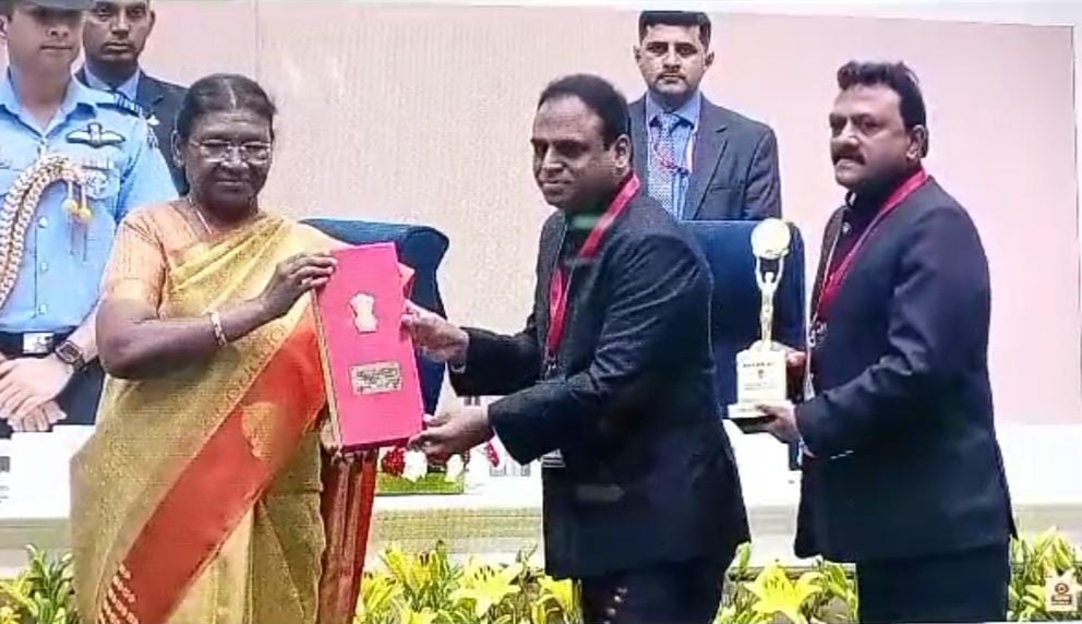 राष्ट्रपति द्रौपदी मुर्मू ने इंदौर कलेक्टर डॉ. इलैया राजा टी. को दिया भूमि सम्मान पुरस्कार