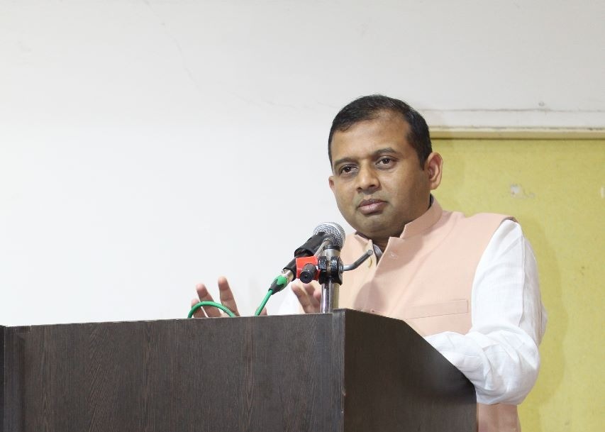 युवा देश के लिए जीना सीखें : डॉ. निशांत खरे