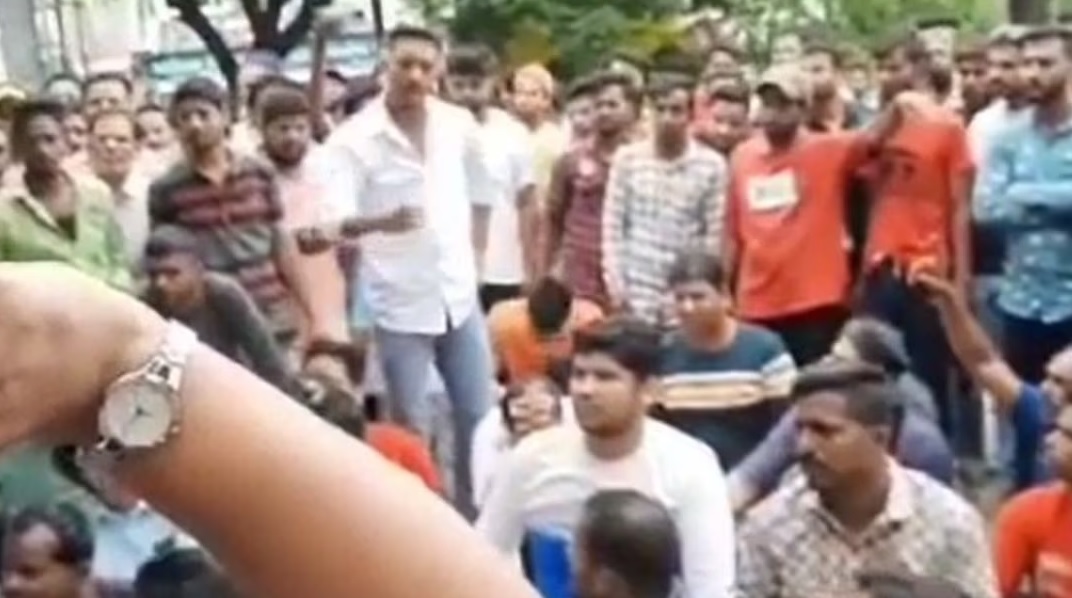 युवती के साथ हुई छेड़छाड़ के बाद मुस्लिम युवक ने दी धमकी, कहा- निकालकर दिखाओ महाकाल की सवारी, सड़कों पर उतरे हिंदूवादी संगठन