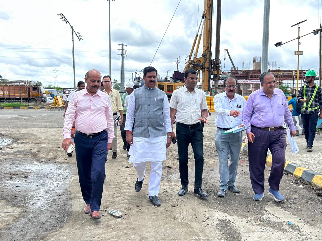 Indore: लवकुश चौराहे पर बन रहे मल्टी लेयर फ्लाईओवर का IDA अध्यक्ष जयपाल सिंह चावड़ा ने किया निरीक्षण