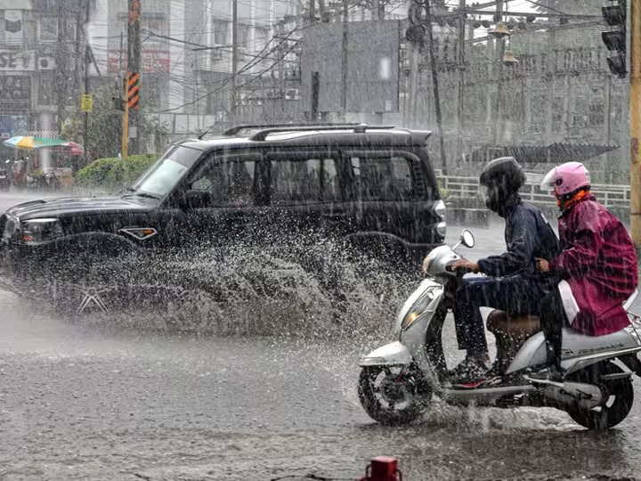 IMD Alert: अगले 24 घंटों में इन 10 जिलों में बादलों की गरज के साथ होगी धुआंधार बारिश, बाढ़ के आसार, मौसम विभाग ने जारी किया अलर्ट