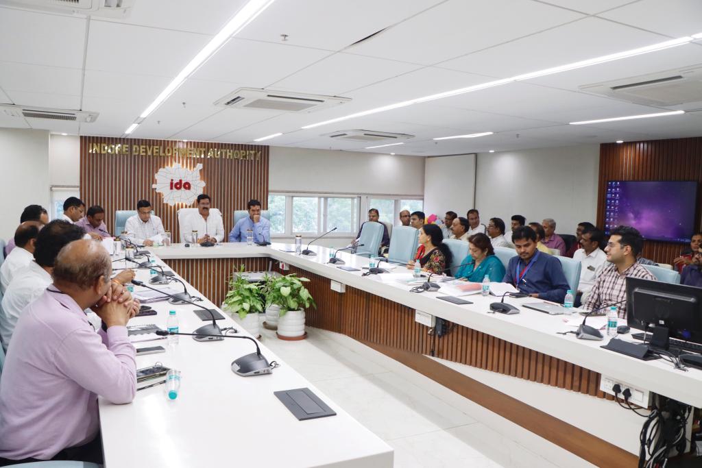 प्रमुख सचिव नीरज मण्डलोई ने इन्दौर विकास प्राधिकरण में प्राधिकरण द्वारा की गई दो पहल की शुरूआत की