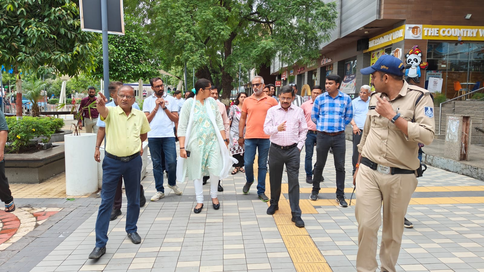 आयुक्त हर्षिका सिंह ने किया 56 दुकान का निरीक्षण, G20 सम्मेलन में पधारने वाले अतिथियों को कराया जाएगा रात्रि भोजन