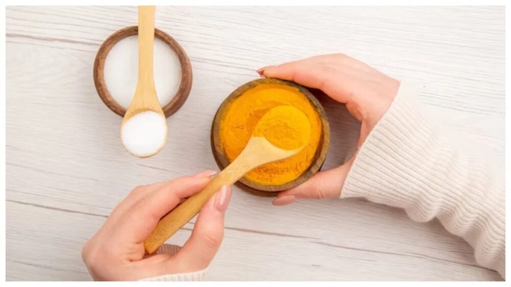 Skin Care Tips: चेहरे की खोई हुई रंगत वापस पाने के लिए इस तरह बनाए हल्दी का फेस पैक, मिलेगी एकदम निखरी हुई त्वचा