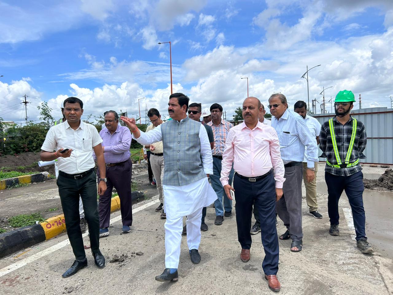 Indore: लवकुश चौराहे पर बन रहे मल्टी लेयर फ्लाईओवर का IDA अध्यक्ष जयपाल सिंह चावड़ा ने किया निरीक्षण