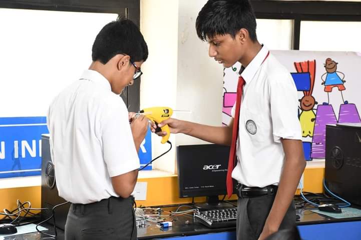 रोबोटिक्स के सभी अंतःविषय पहलुओं के बारे में जानने के लिए व्यावहारिक अनुभव सबसे अच्छा तरीका है