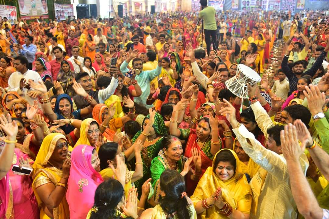 रुद्राभिषेक के बाद भजनों पर श्रद्धालुओं के साथ थिरके विधायक संजय शुक्ला