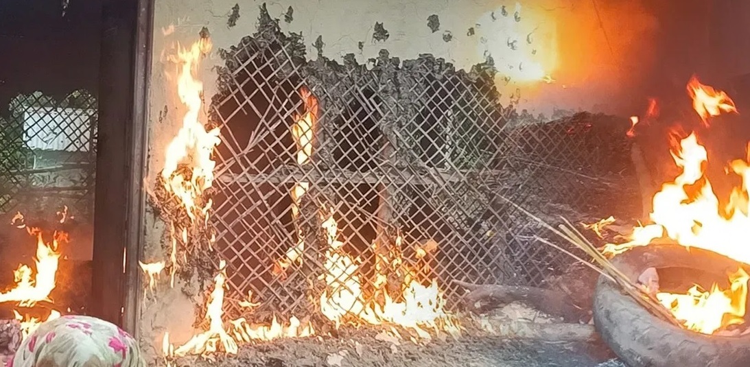 मणिपुर में महिलाओं के साथ दरिंदगी करने वाले आरोपी का घर भीड़ ने फूंका