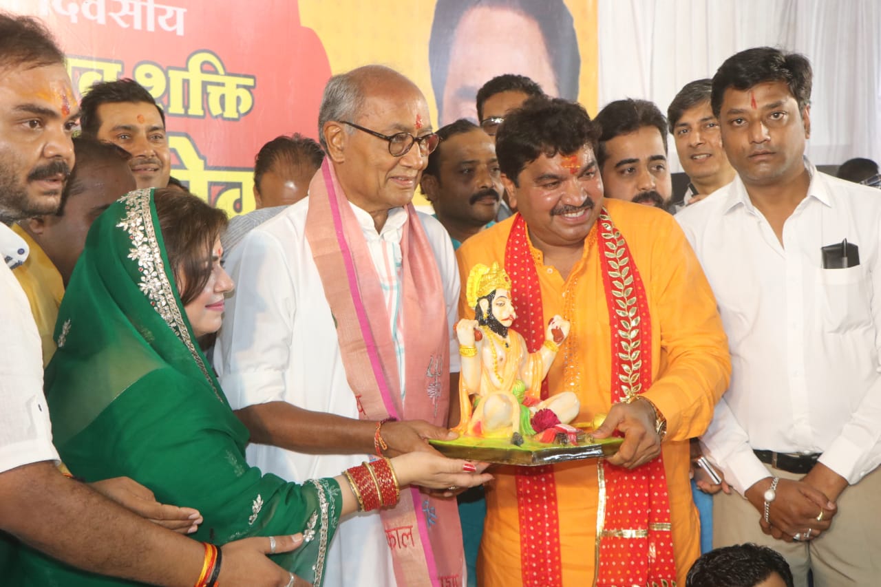 Indore: विधायक संजय शुक्ला के आयोजन में भाग लेने के लिए लगी 2 किलोमीटर लंबी लाइन
