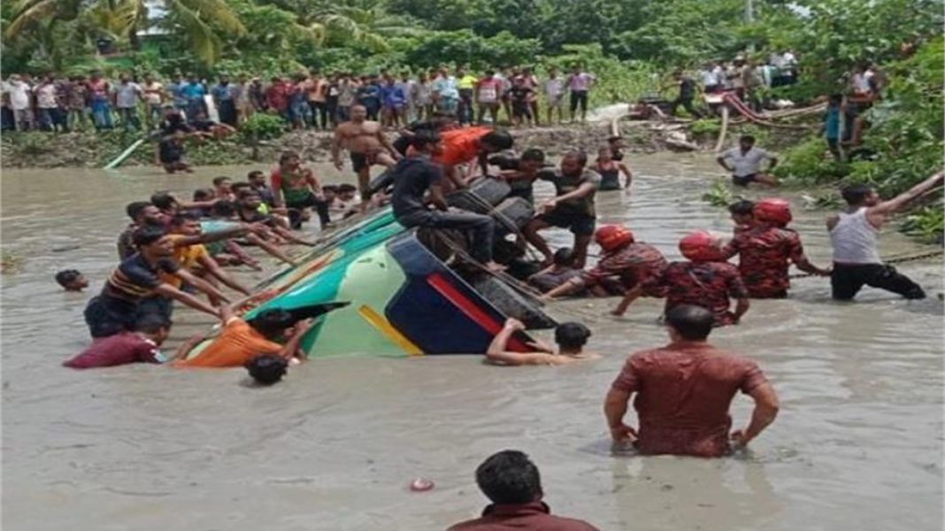 बांग्लादेश में बड़ा हादसा, सड़क किनारे तलाब में गिरी बस, 17 लोगों की मौत 1 दर्जन से ज्यादा घायल