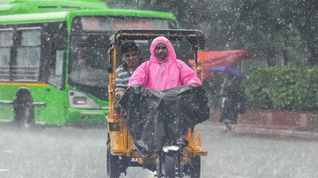 दिल्ली में कल बंद रहेंगे सभी स्कूल, भारी बारिश के चलते सीएम ने लिया फैसला