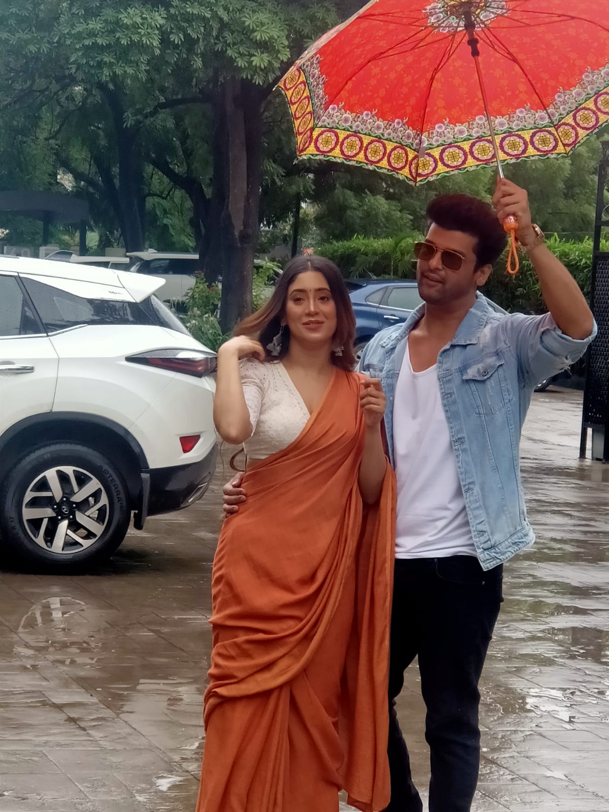 दो जिद्दी इंसानों का टकराव दिखाती इस तूफानी लव स्टोरी के बारे में चर्चा करने इंदौर पहुंचे एक्टर्स शिवांगी जोशी और कुशाल टंडन