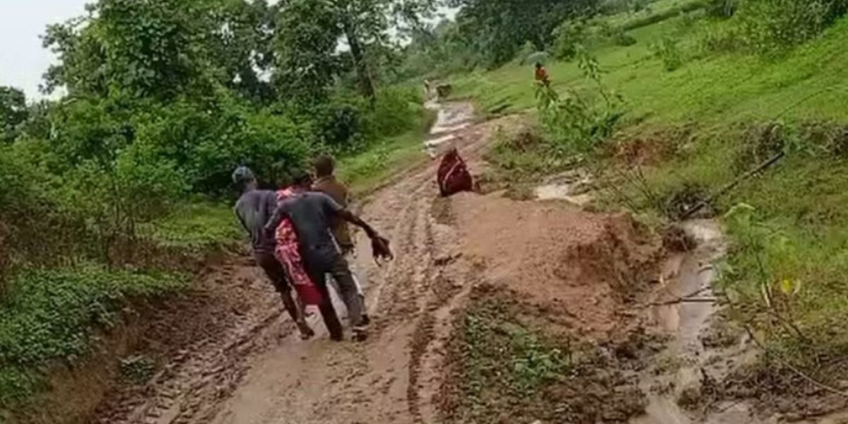 MP में ये कैसा विकास? सड़क न होने से परिजनों को कंधे पर लादकर ले जाना पड़ा शव