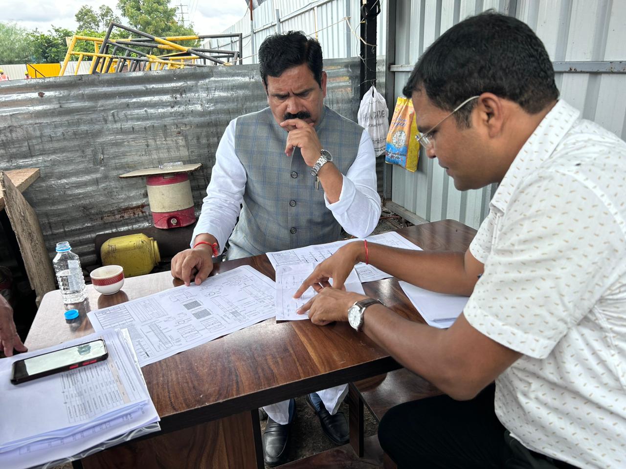 Indore: लवकुश चौराहे पर बन रहे मल्टी लेयर फ्लाईओवर का IDA अध्यक्ष जयपाल सिंह चावड़ा ने किया निरीक्षण
