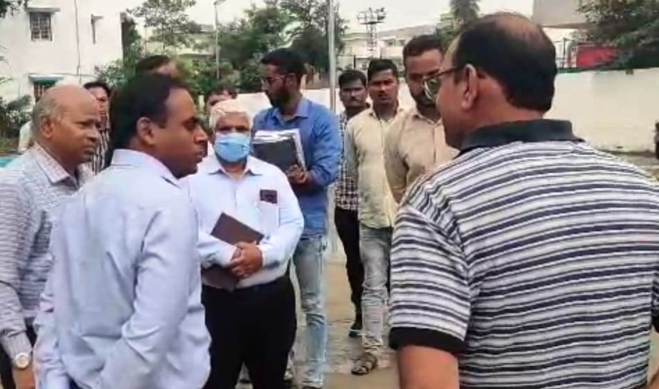 कलेक्टर ने किया जिला चिकित्सालय का निरीक्षण, लापरवाही मिलने पर दो इंजीनियरों के विरुद्ध की कार्रवाई