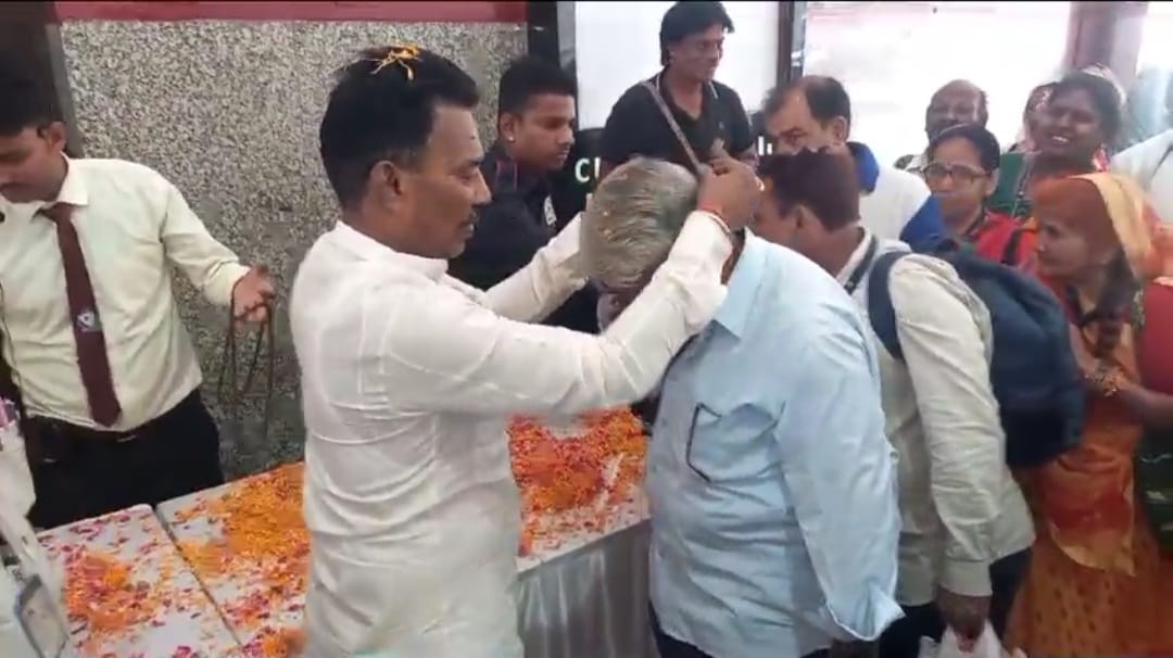 भक्तिमय वातावरण में बुजुर्ग तीर्थ यात्रियों का जत्था हुआ अमृतसर के लिए रवाना