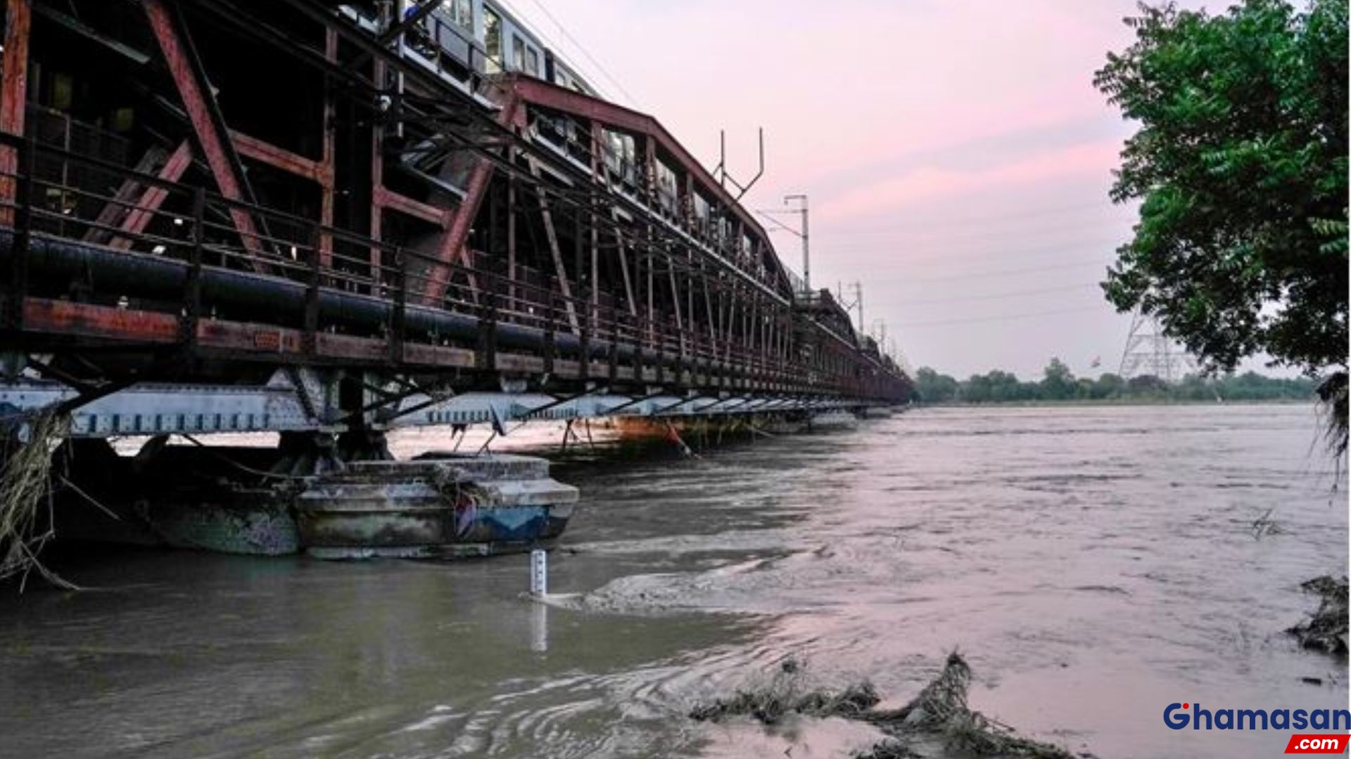 दिल्ली में एक बार फिर यमुना नदी का जलस्तर बढ़ा, निचले इलाकों में बाढ़ आने की आशंका जताई गई