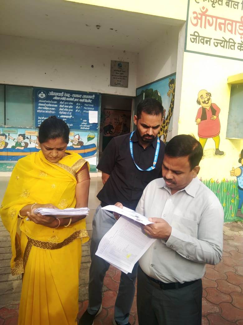 संभागायुक्त ने इंदौर जिले के ग्रामीण क्षेत्रों में मतदान केन्द्रों-आंगनबाड़ियों और छात्रावास का किया निरीक्षण