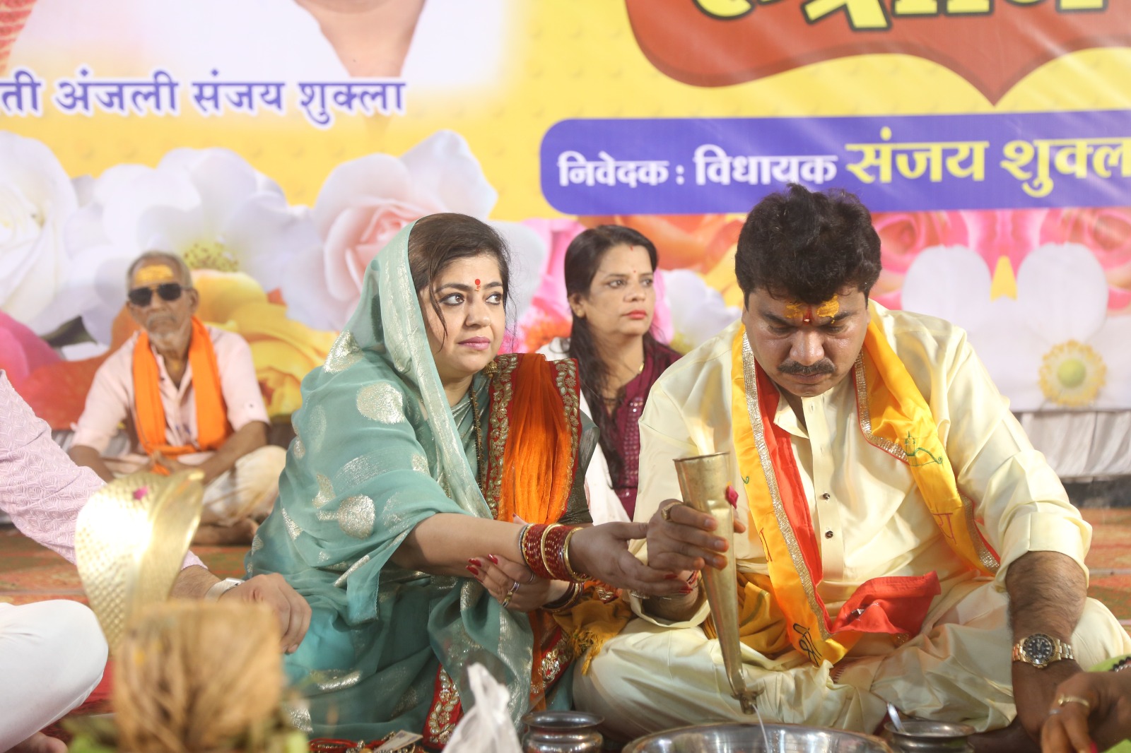 विधायक संजय शुक्ला के आयोजन में बरसते पानी में भगवान शिव का रुद्राभिषेक करने पहुंचे श्रद्धालु