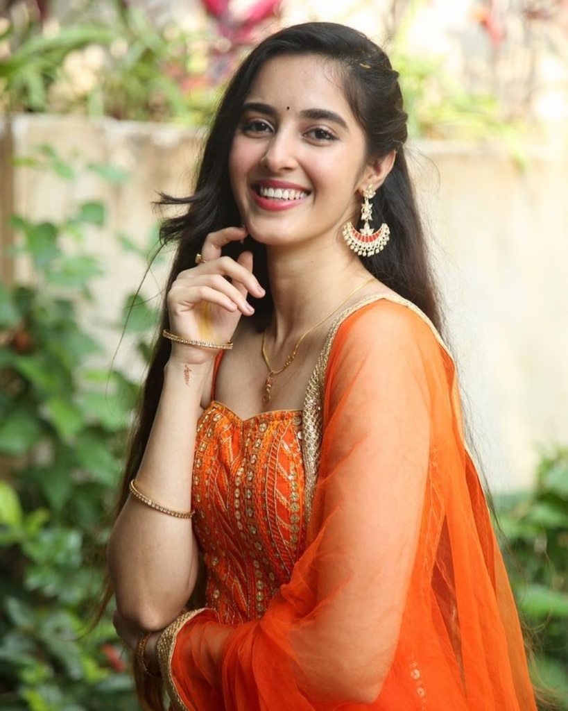 बॉलीवुड की अभिनेत्रियों से काफी ज्यादा खूबसूरत है सनी देओल की बहु, हॉटनेस देख हो जाओगे फ़िदा
