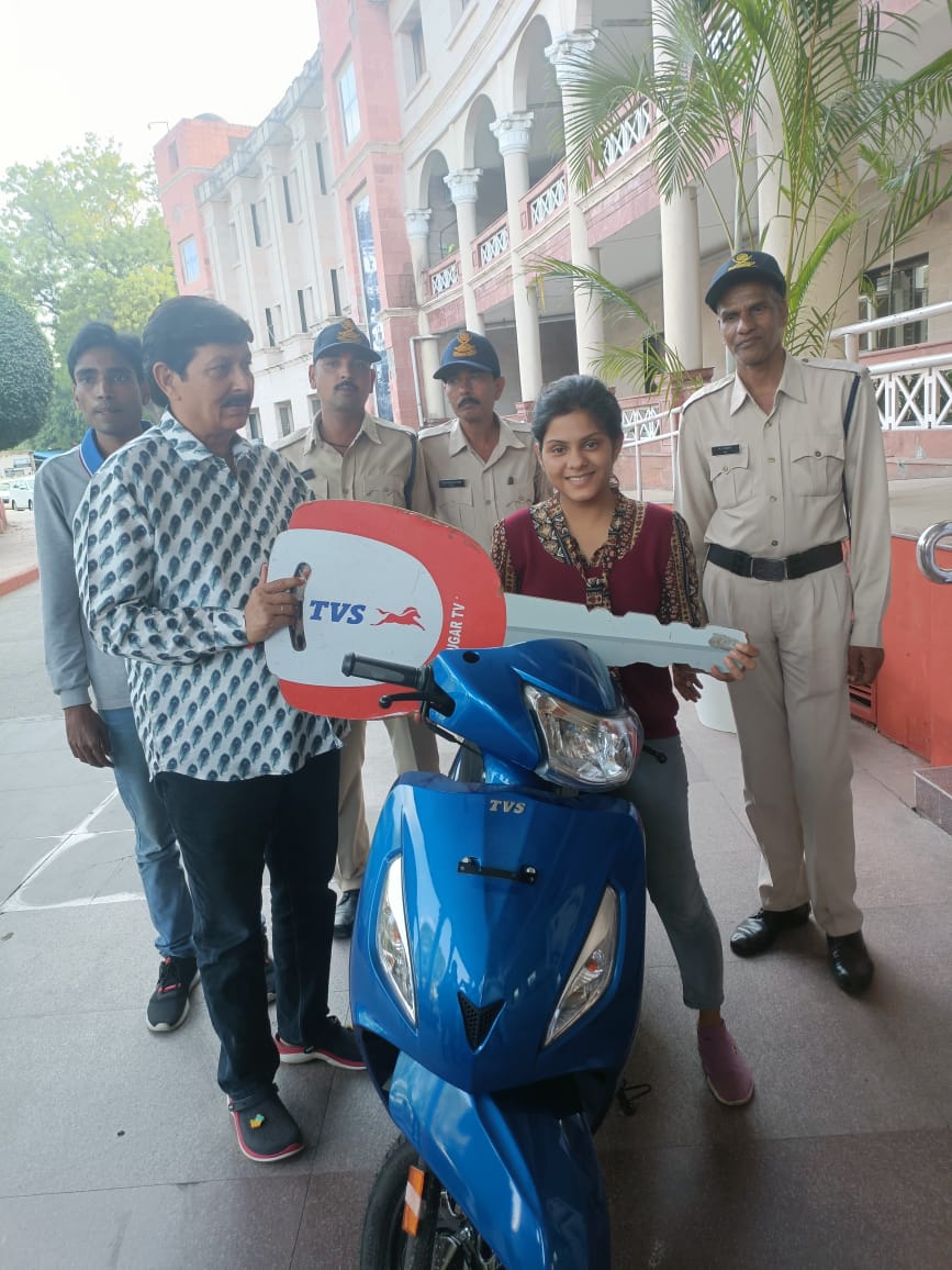 कलेक्टर ने दिव्यांगजनों की समस्याएं सुनकर दी ढेरो सौगातें, स्वीकृत की 24 विशेष स्कूटी