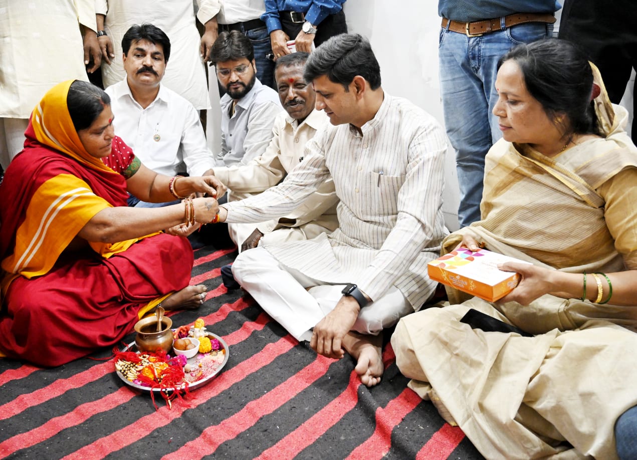 महिला सफाई मित्र ने बांधी महापौर को राखी, स्वच्छता में इंदौर को नंबर वन बनाने का किया वादा