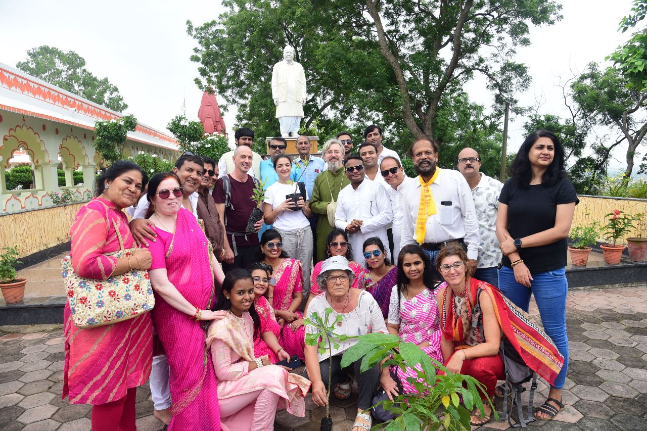 इंदौर : भगवान महावीर के 2550 निर्वाण महोत्सव वर्ष पर वृहद वृक्षारोपण संपन्न