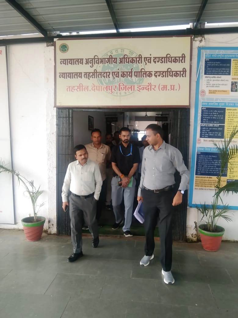 संभागायुक्त ने इंदौर जिले के ग्रामीण क्षेत्रों में मतदान केन्द्रों-आंगनबाड़ियों और छात्रावास का किया निरीक्षण