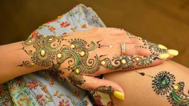 हरियाली तीज के खास मौके पर Unique Mehndi Designs लगाइये, अपने हाथों को खास बनाइये