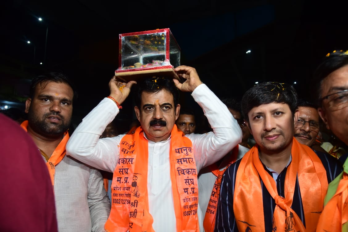 इंदौर में तीसरे दिन संत शिरोमणि गुरु रविदास मंदिर निर्माण यात्रा का समाज के सभी जाति, धर्म, के लोगों ने किया भव्य स्वागत