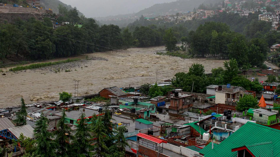 हिमाचल के सोलन में बादल फटने से भारी बारिश ने मचाया कहर, शिमला में हुआ लैंडस्लाइड, 7 ने गवाई जान, 3 लापता