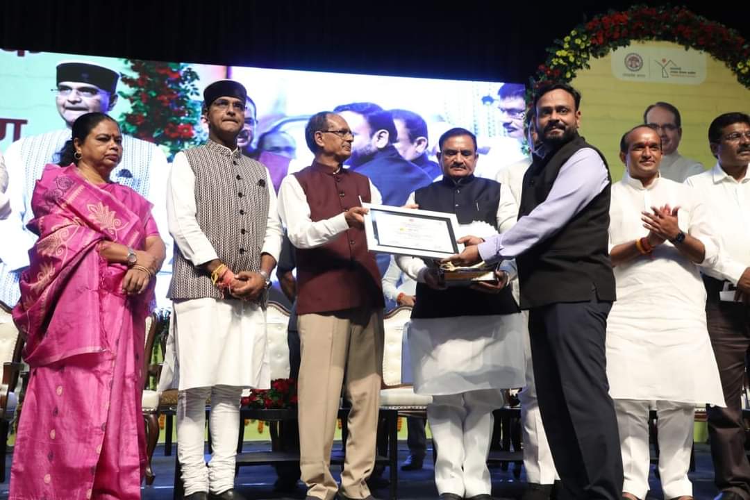 निगमायुक्त देवास कसेरा को मुख्यमंत्री ने किया सम्मानित