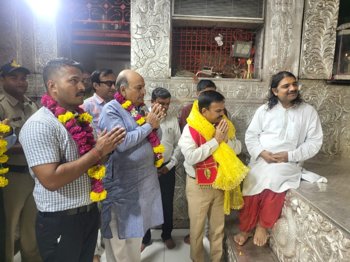 खजराना गणेश के दर्शन करने के बाद नए संभागायुक्त माल सिंह भयडि़या ने संभाली कुर्सी