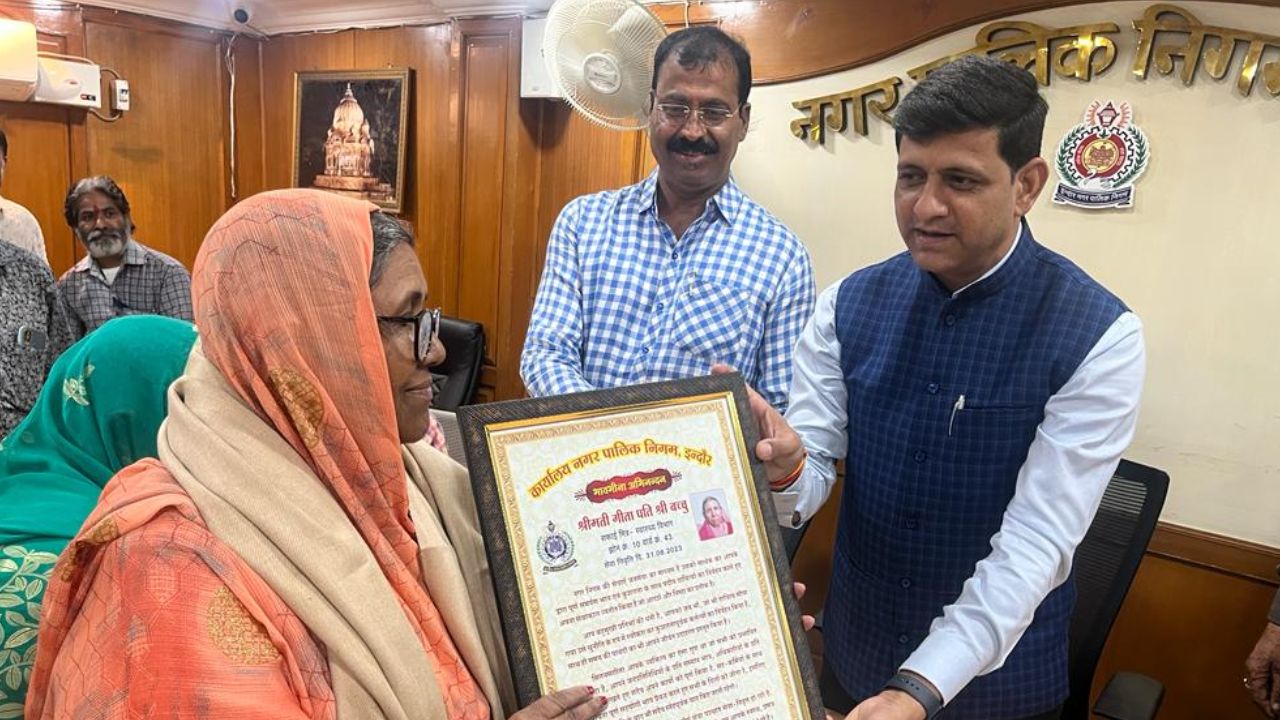 महापौर द्वारा निगम कर्मचारियों के सेवानिवृत्ति के अवसर पर दी भावभीनी विदाई
