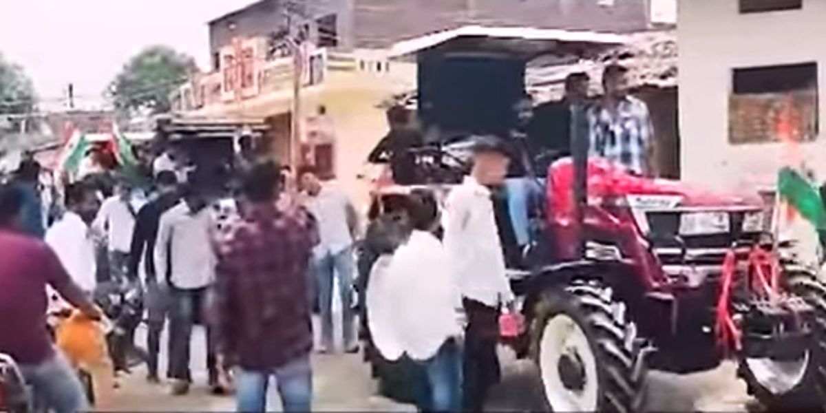 सनी देओल का अनोखा फैन, पूरे गांव को दिखाई गदर 2, ट्रैक्टर और DJ के साथ सिनेमा हॉल पहुंचे लोग
