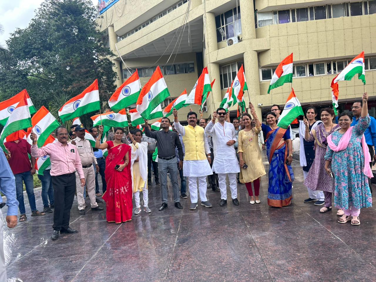 स्वतंत्रता दिवस की पूर्व संध्या पर इंदौर विकास प्राधिकरण के अध्यक्ष जयपाल सिंह चावड़ा ने किया राष्ट्रीय ध्वज तिरंगे का वितरण
