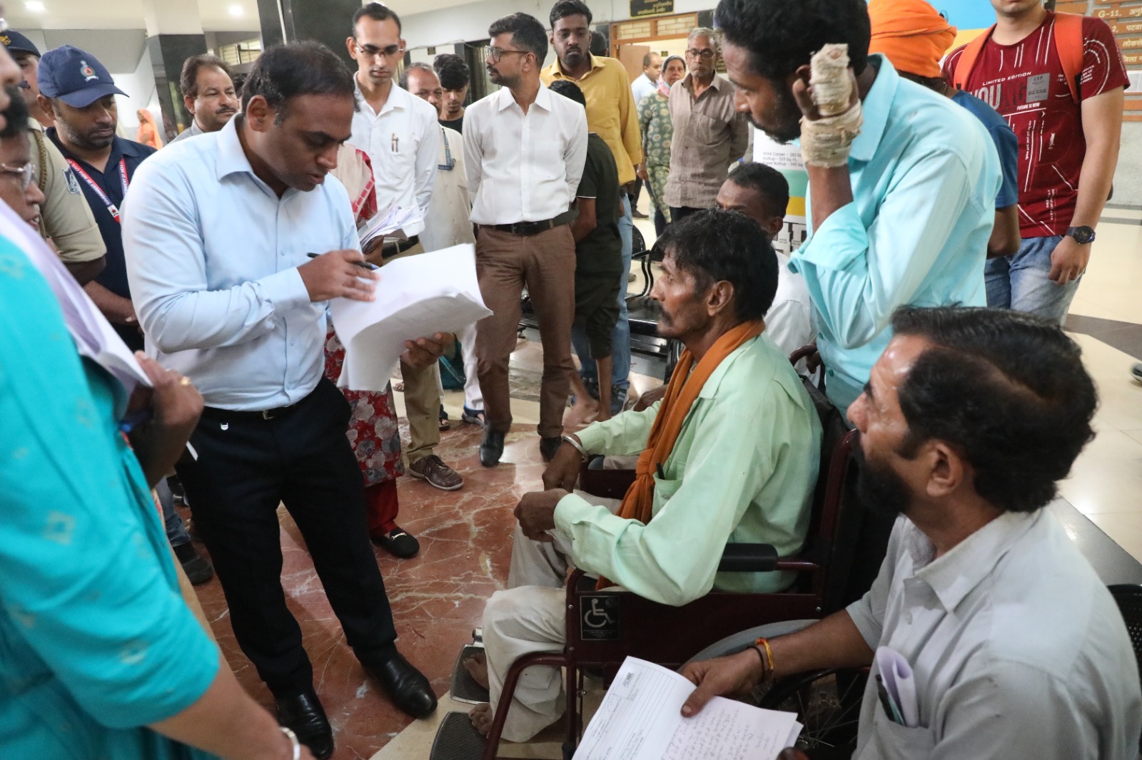 कलेक्टर ने दिव्यांगजनों की समस्याएं सुनकर दी ढेरो सौगातें, स्वीकृत की 24 विशेष स्कूटी