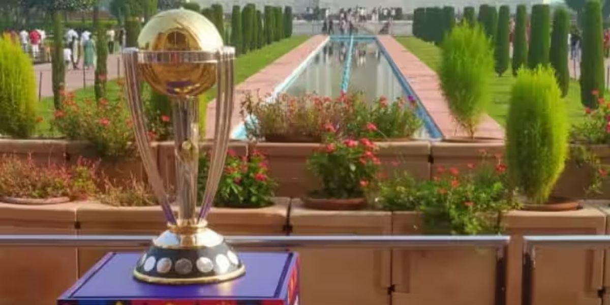 ICC World Cup 2023: ताजमहल पहुंची वर्ल्ड कप की ट्रॉफी, एक झलक देखने के लिए लगी खेल प्रेमियों की भीड़