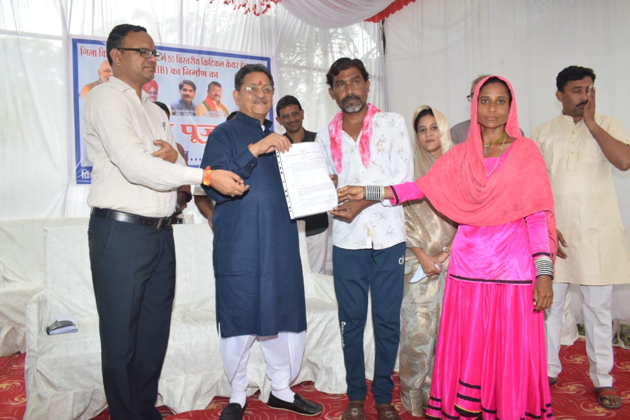 विकास पर्व के दौरान सपेरा बस्ती बड़वानी के रहवासियों को मिले धारणाधिकार योजना में पट्टे
