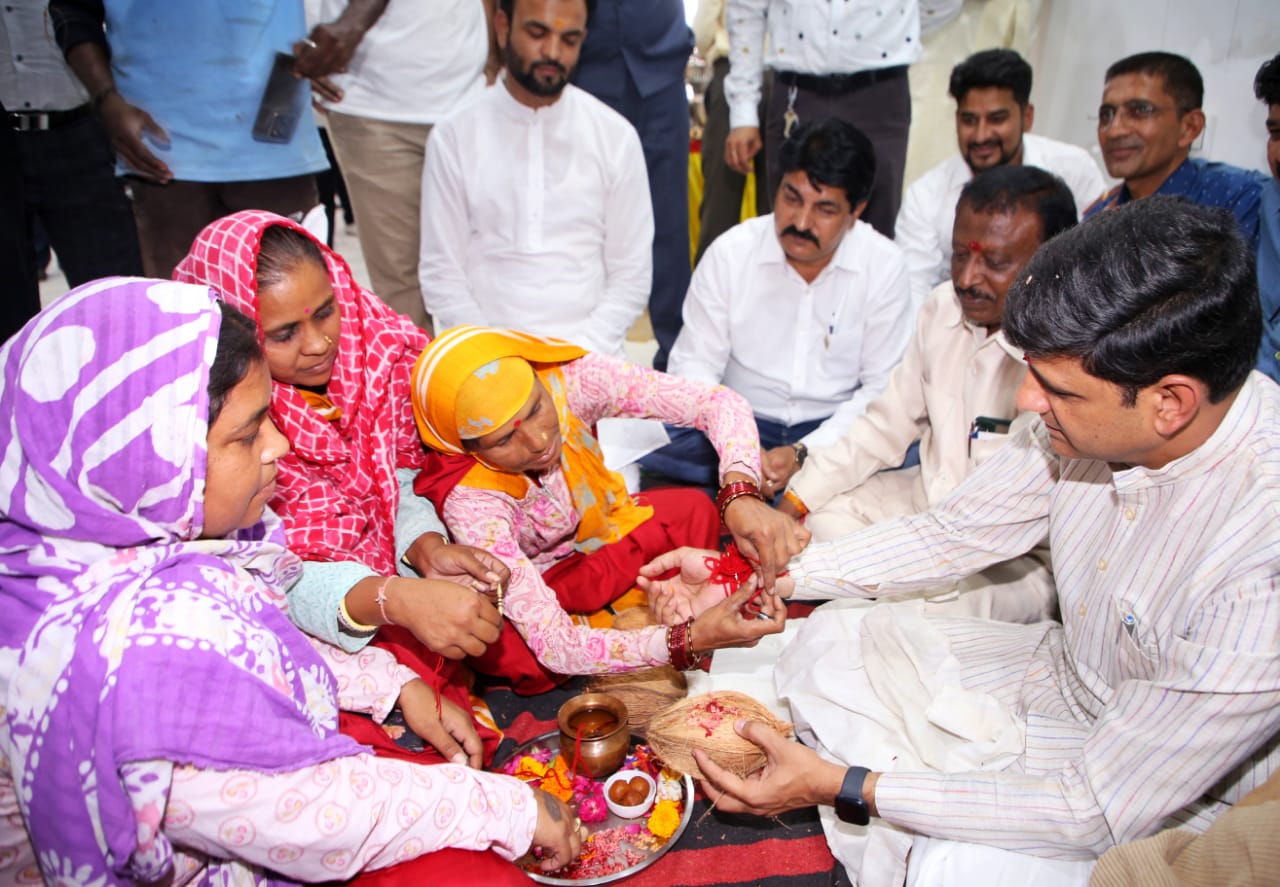 महिला सफाई मित्र ने बांधी महापौर को राखी, स्वच्छता में इंदौर को नंबर वन बनाने का किया वादा