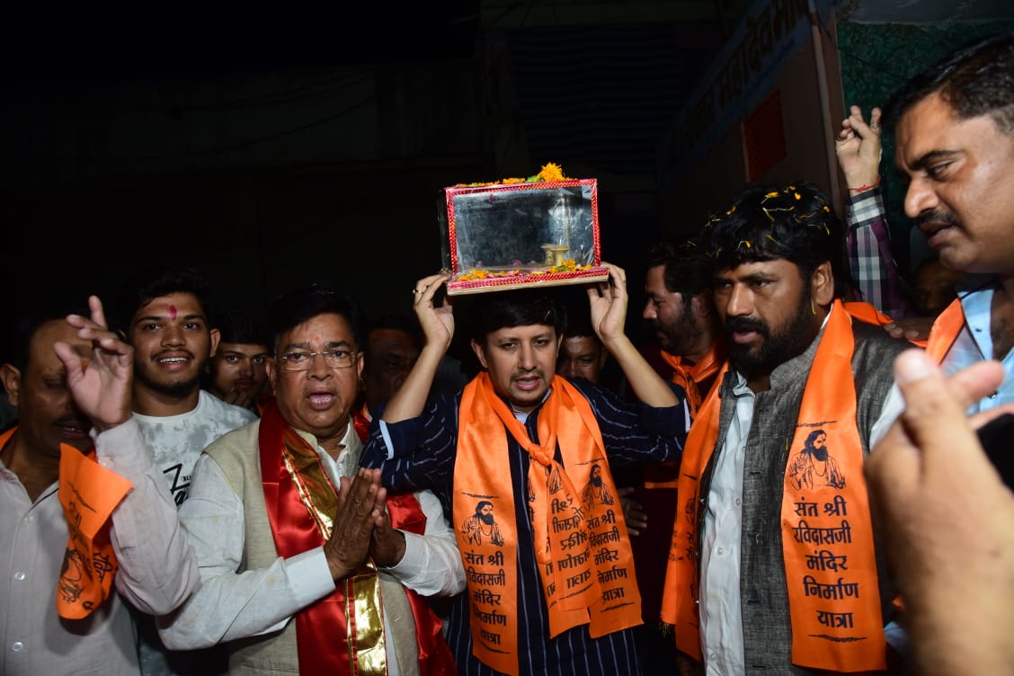 इंदौर में तीसरे दिन संत शिरोमणि गुरु रविदास मंदिर निर्माण यात्रा का समाज के सभी जाति, धर्म, के लोगों ने किया भव्य स्वागत