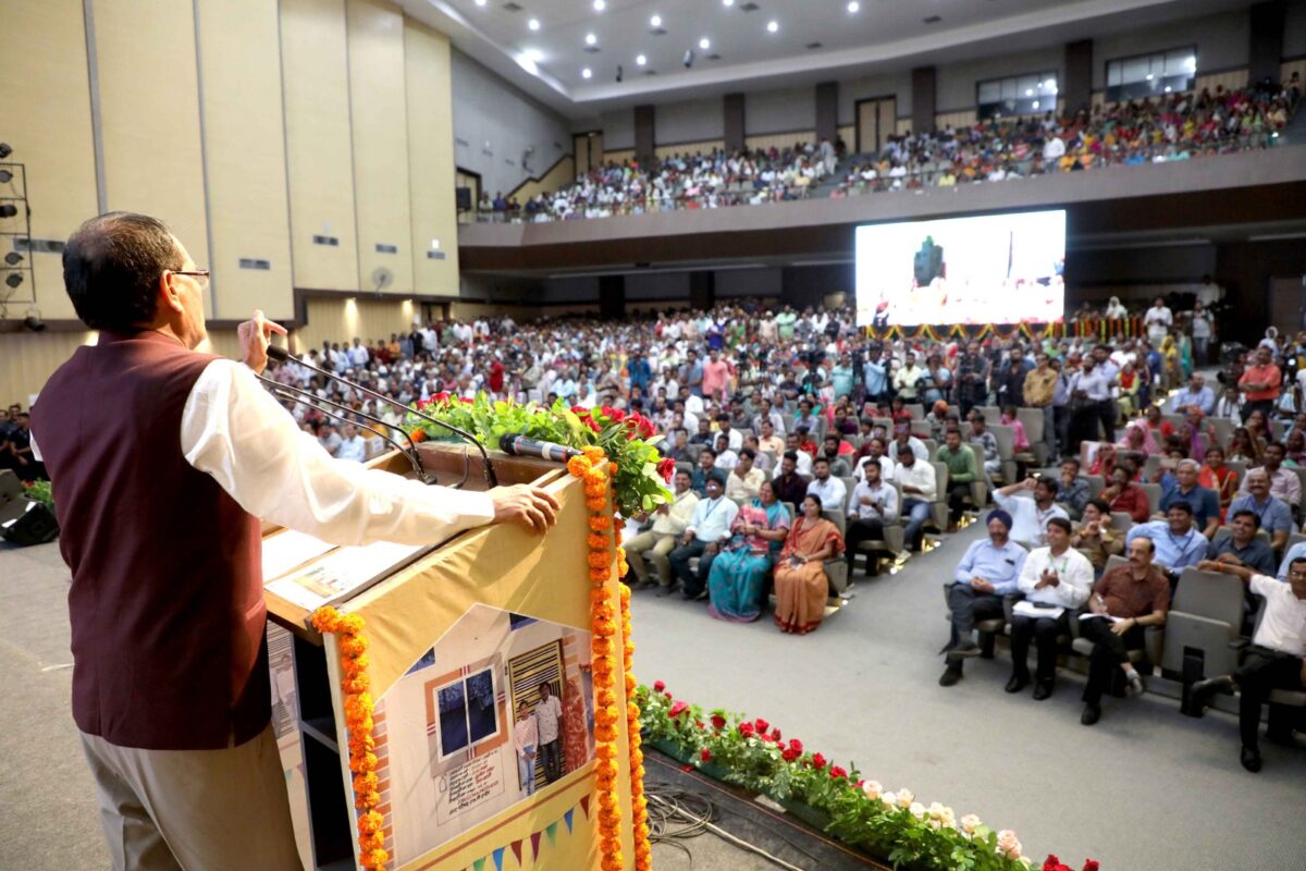 भू-माफिया से छुड़ाई गई 23 हजार एकड़ भूमि पर बनेंगे गरीबों के मकान - सीएम शिवराज